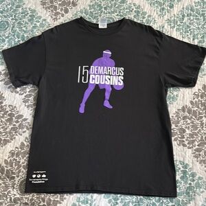Demarcus Cousins Sacramento Kings #15 Black/Purple Graphic Men's Large T-Shirt